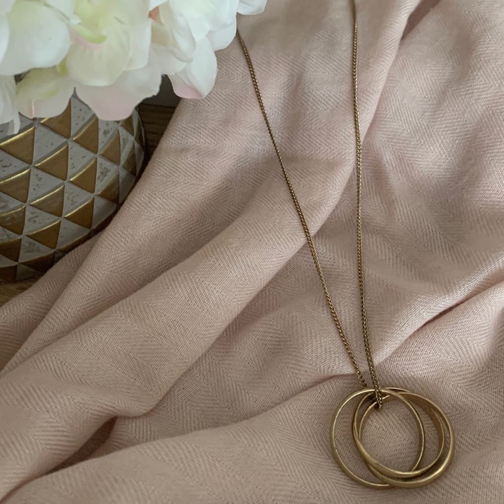 Loft necklace in gold. Long length.